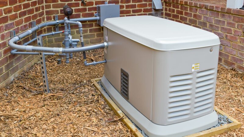 A home generator that provides electricity during a power outage. It is connected to a propane gas supply. – Bild: dsmoulton /​ Getty Images/​iStockphoto