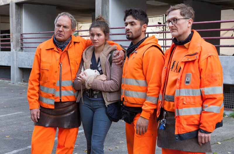 Werner Träsch (Uwe Ochsenknecht, li.), Tarik (Aram Arami) und Ralle (Jörn Hentschel, re.) kümmern sich um Luna (Carolin Garnier). – Bild: ARD Degeto/​Britta Krehl