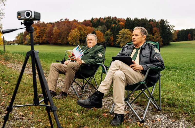 Hubert (Christian Tramitz) und Girwidz (Michael Brandner) bei einer Radarkontrolle. Ist ein Erlkönig gerade an ihnen vorbei gerauscht? – Bild: ARD/​Max Bublak