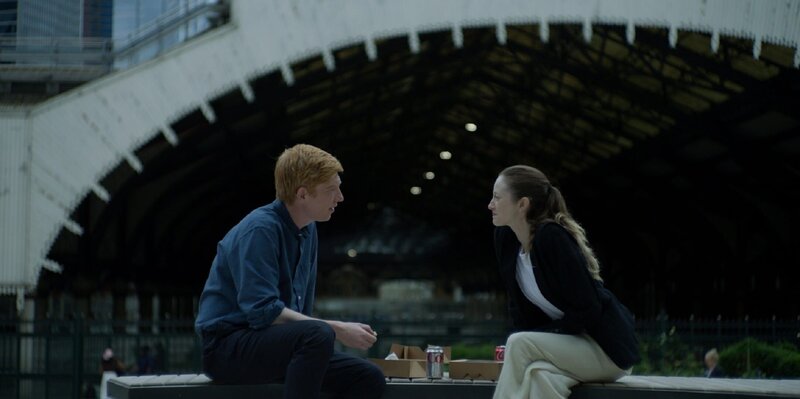 Alice (Andrea Riseborough) und Jack (Domhnall Gleeson) treffen sich zu einem Snack – dabei überrascht sie ihn mit einer mutigen Entscheidung. – Bild: ZDF und Jack Merriman
