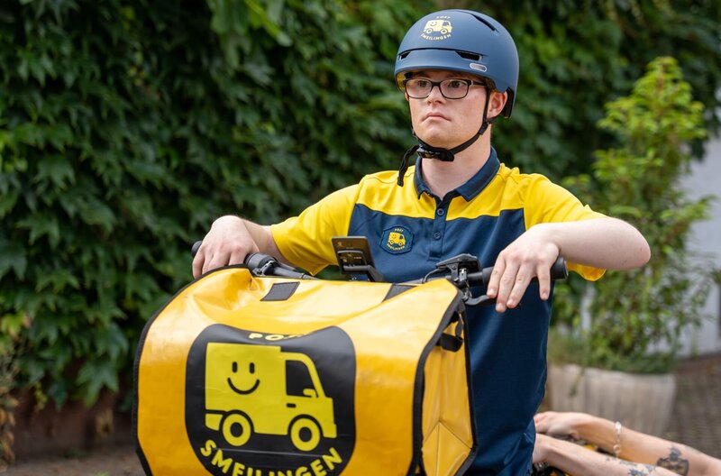 Tim Alberti als Postbote Ole Konrad – Bild: ARD/​SWR/​Constantin Entertainment/​Pirates World GmbH