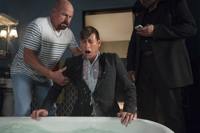 Bei seinen Ermittlungen gerät er selbst in große Gefahr: Jane (Simon Baker, M.) … – Bild: Warner Bros. Television