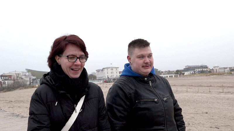 S12E46: Damian spaziert mit Freundin Katharina und deren Hunden am Strand, als ihn die Vergangenheit einholt. – Bild: RTLZWEI