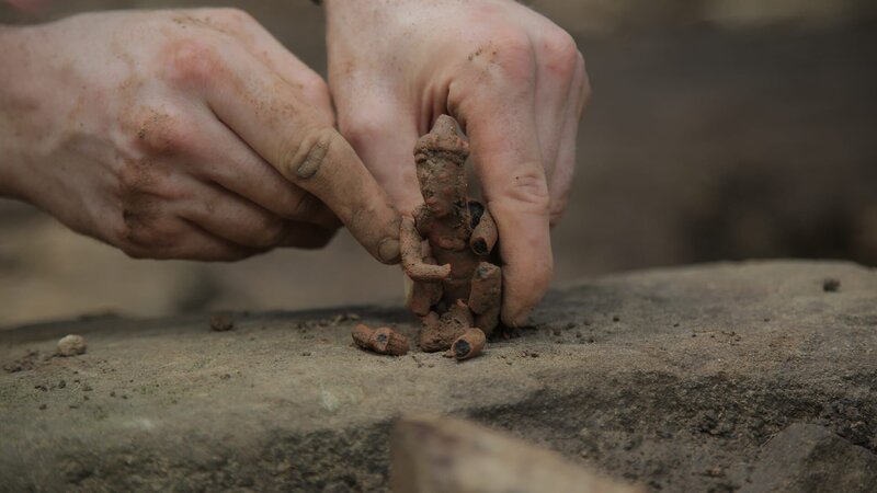 Eine antike Figur, die an der Ausgrabungsstätte NIm Li Punit gefunden wurde. – Bild: Ben Boyle /​ Discovery Channel /​ Discovery Communications