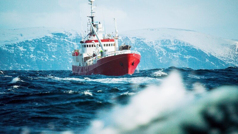 Ein Schiff in rauer See. – Bild: Warner Bros. Discovery