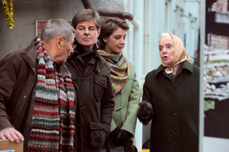 Bayerisches Fernsehen DAHOAM IS DAHOAM, FOLGE 852, „Hiebe für die Diebe!“, am Donnerstag um 19:45 Uhr. Theres ordnet den Lansingern einen Selbstverteidigungskurs an. Von links: Alois Priessinger (Erich Hallhuber sen.), Roland Bamberger (Horst Kummeth), Maria (Daniela März) und Theresa Brunner (Ursula Erber). – Bild: BR/​Marco Orlando Pichler