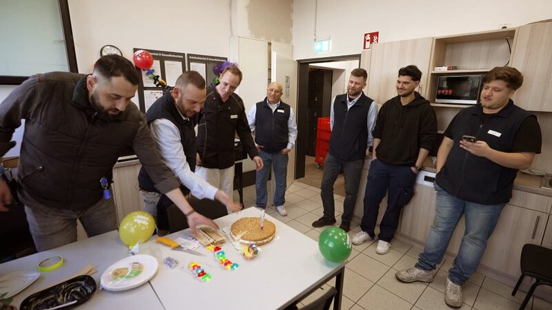 Das Team hat eine Überraschung für Yusuf (2.v.li.) – Bild: RTLZWEI