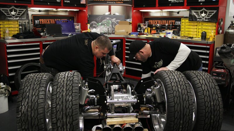 Junior and Ryan work on assembly of the MyTruckWarranty.com trike. – Bild: Discovery Communications