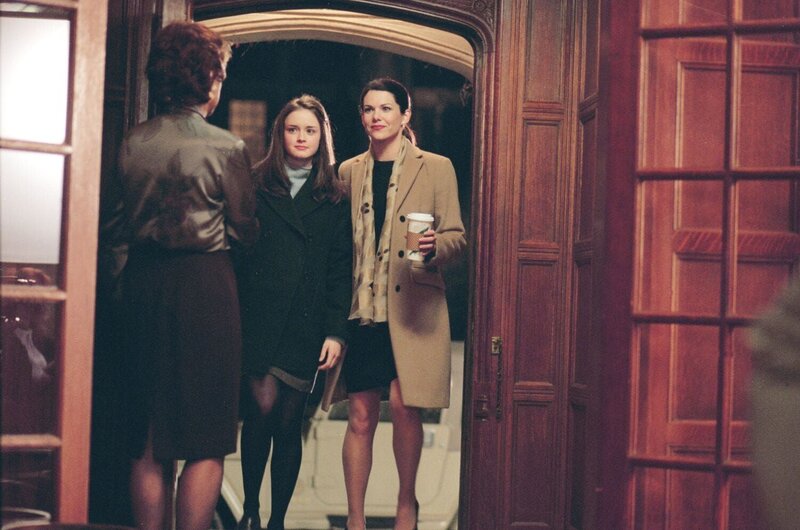 Die 16-jährige Rory (Alexis Bledel, M.) wird von der exklusiven Privatschule Chilton angenommen, doch da sich ihre Mutter Lorelai (Lauren Graham, r.) das Schulgeld nicht ohne weiteres leisten kann, muss sie bei ihrer Mutter Emily (Kelly Bishop, l.) um ein Darlehen anflehen … – Bild: ATV