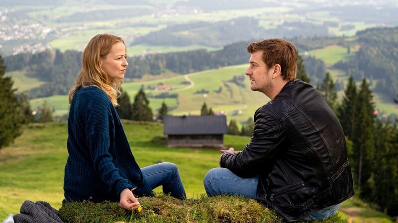 Lisa (Theresa Scholze) liebt Florian (Matthi Faust) immer noch. – Bild: ARD Degeto/​Arvid Uhlig