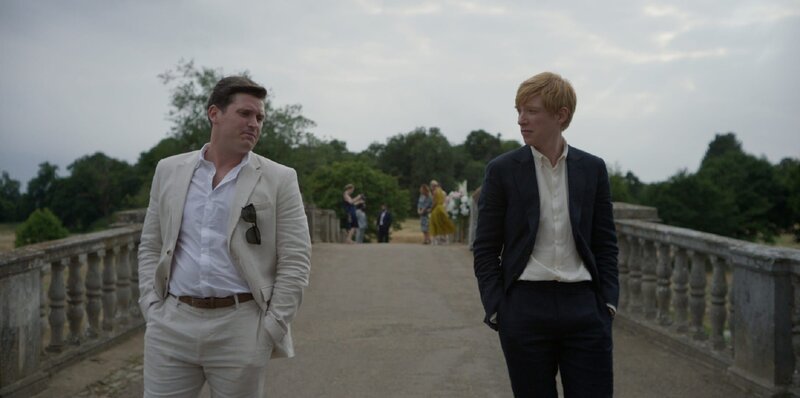 Jack (Domhnall Gleeson, r.) trifft auf Danny (Tommy McDonnell, l.), den Bräutigam von Alice – doch anstatt Groll zu hegen, reagiert er überraschend verständnisvoll. – Bild: ZDF und Jack Merriman