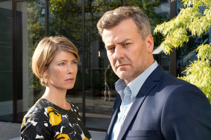 Kritischer Blick der Ehefrau: Sonja Baum als Luise Amstätter, Marcus Mittermeier als Felix Amstätter – Bild: ZDF /​ ORF /​ Michael Marhoffer