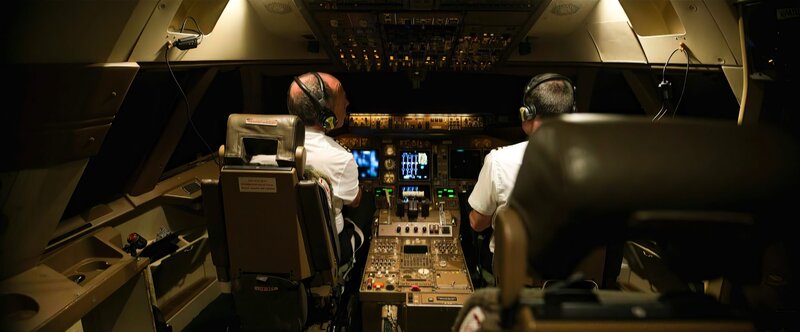 Auf Langstreckenflügen wechseln sich die Piloten im Cockpit ab. – Bild: Raw Cut Television /​ ZDF