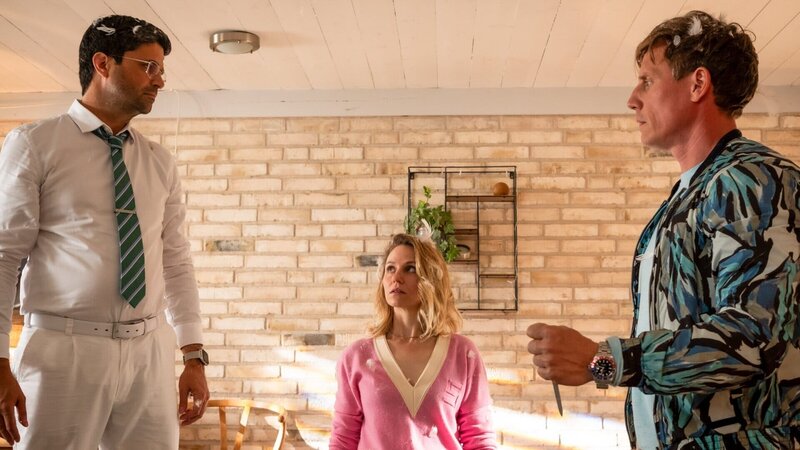 Dr. Schmidtke (Maximilian Grill, l.) hat seine Frau Jana (Teresa Rizos, M.) und Neiss (Patrick Kalupa, r.) zusammen im Bett erwischt – aber es ist nicht so wie es auf den ersten Blick scheint. – Bild: ZDF