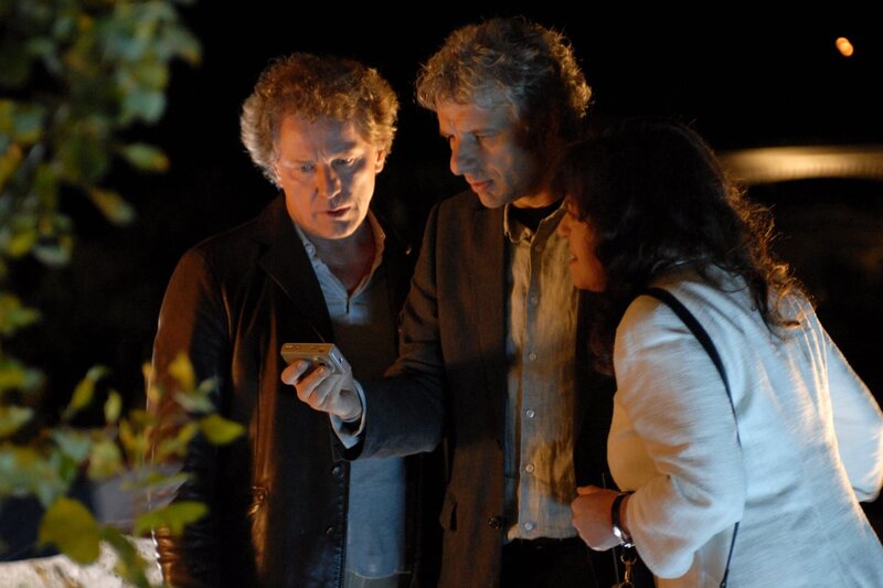 Die beiden Kriminalhauptkommissare Ivo Batic (Miroslav Nemec, links), Franz Leitmayr (Udo Wachtveitl) und Dr. Jung (Gundi Ellert) finden Seltsames auf Justus’ Kamera. – Bild: BR/​Barbara Bauriedl