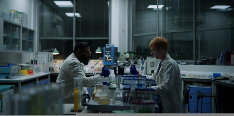 Jack (Domhnall Gleeson, r.) und Paul (Sunil Patel, l.) widmen sich konzentriert ihrer Forschungsarbeit – und kommen dabei auch auf Persönliches zu sprechen. – Bild: Kurt Patzak /​ ZDF