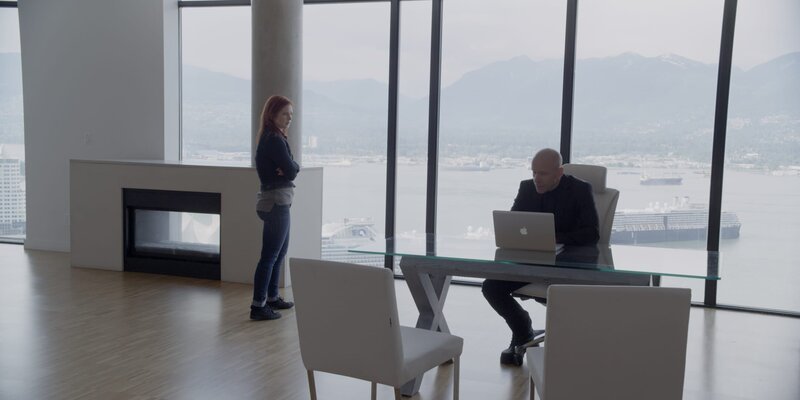 L-R: Emily (Magda Apanowicz), Stan Escher (Hugh Dillon) – Bild: Palatin Media