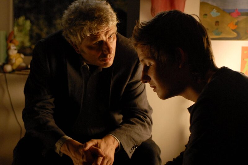 Kriminalhauptkommissar Franz Leitmayr (Udo Wachtveitl, links) unterhält sich mit René (Janus Körtge). – Bild: BR