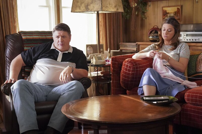 George Cooper sen. (Lance Barber, l.); Mary Cooper (Zoe Perry, r.) – Bild: 2023 Warner Bros. Entertainment Inc. All Rights Reserved. /​ Bill Inoshita Lizenzbild frei