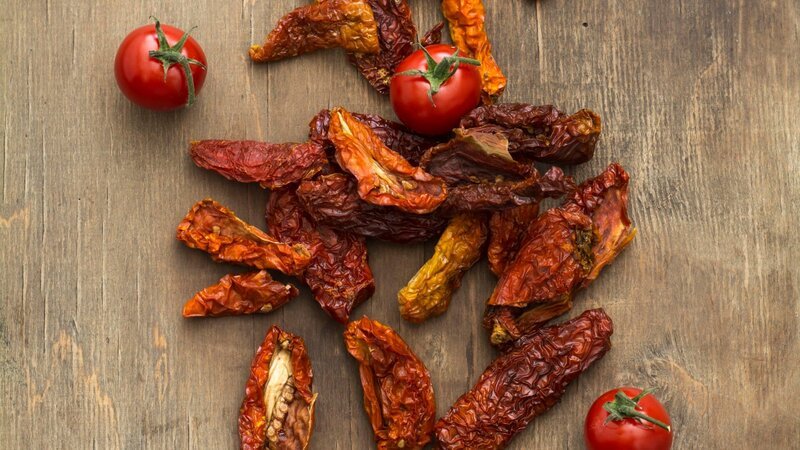 bright red sun-​dried tomatoes – Bild: Westend61 /​ Getty Images /​ Discovery