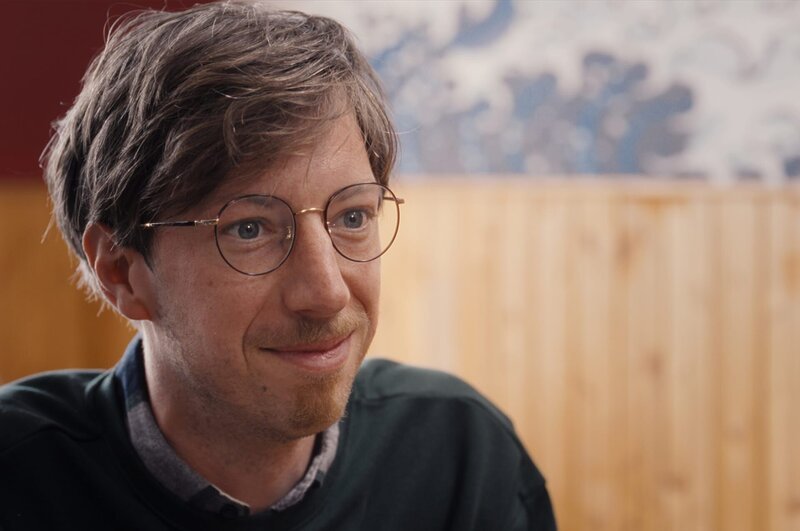 Johannes Treutmann (Max Mauff) ist mit seiner Kollegin Carina Perski im Sushi-Restaurant. – Bild: ZDF und Philipp Pfeiffer