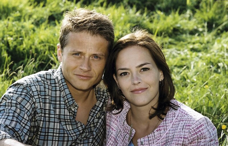 Thomas (Roman Knizka) konnte Tessa (Janina Flieger) von ihrem Vorhaben abbringen. Sie wollen demnächst heiraten. – Bild: ORF 2