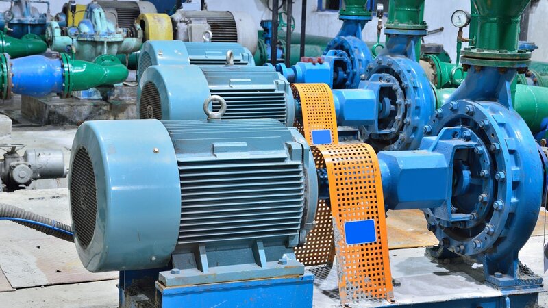 Sewage treatment plant within the pumps and pipelines – Bild: LiuNian /​ Getty Images/​iStockphoto /​ iStockphoto /​ nian liu