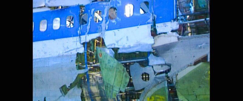 Originalbild einer anderen Katastrophe: Nur 18 Tage zuvor war der Pan-Am-Flug 103 nach einem Bombenanschlag über Schottland abgestürzt. – Bild: Raw Cut Television /​ ZDF und Raw Cut Television