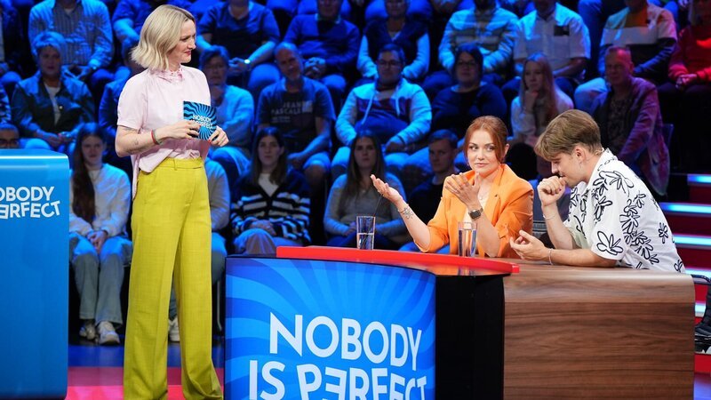 Moderatorin Ariane Alter (li.) mit den Kandidaten Janina und Jochen – Bild: RTLZWEI /​ Guido Engels