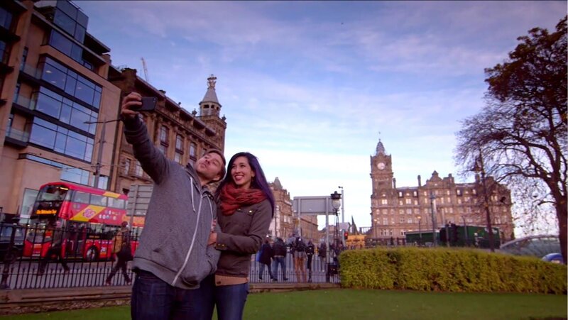 Während eines Studienaufenthalts hat sich Josie in die schottische Hauptstadt Edinburgh verliebt und ist sofort bereit, ihre Heimat North Carolina zu verlassen, als sie dort ein Stellenangebot bekommt. Ehemann Brett ist weniger begeistert. Er muss für Josies Traum seinen gut bezahlten Job als Artdirector aufgeben und ist vom Gehalt seiner Frau abhängig. In ihrer Traumstadt will Josie dann auch ihr historisches Traumhaus mit Blick aufs Wasser finden, doch die Mieten für diese Objekte sind hoch und Brett will ihre Ersparnisse nicht verschleudern. – Bild: HGTV /​ Tanja Bachetzky