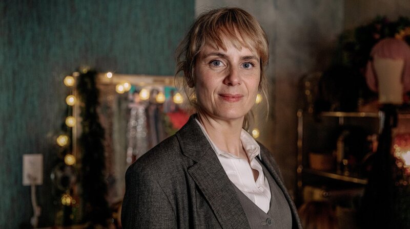 In der Wohnung des Opfers: Kommissarin Isabelle Grandjean (Anna Pieri Zuercher) – Bild: ORF/​SRF/​Salvatore Vinci