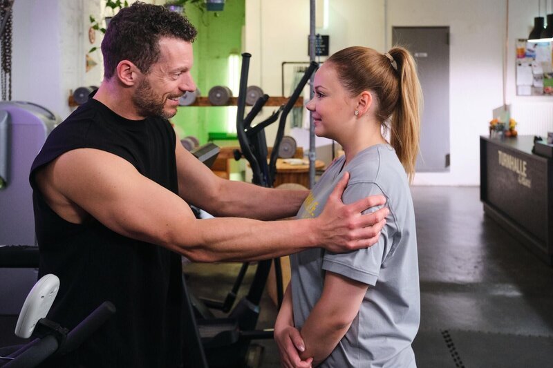 Gunnar (Paul Cless) ist zufrieden, als das Training ihn und Ronja (Theresa Traser) näherbringt. – Bild: RTL /​ Stefan Behrens