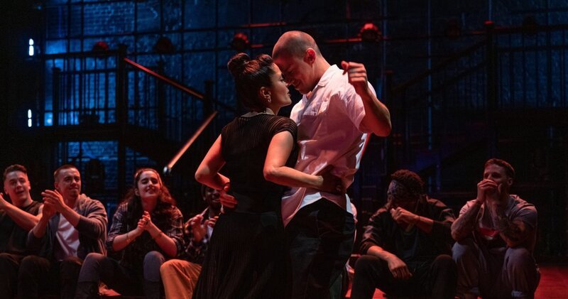 Maxandra Mendoza (Salma Hayek) und Mike Lane (Channing Tatum) – Bild: Warner / ORF / Claudette Barius Maxandra Mendoza (Salma Hayek) und Mike Lane (Channing Tatum) – Bild: Warner / ORF / Claudette Barius