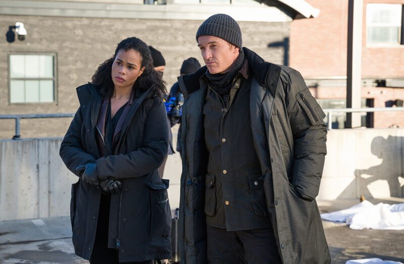 Sheryll Barnes (Roxy Sternberg, l.); Jess LaCroix (Julian McMahon, r.) – Bild: 2020 CBS Broadcasting Inc. All Rights Reserved. /​ Mark Schafer Lizenzbild frei