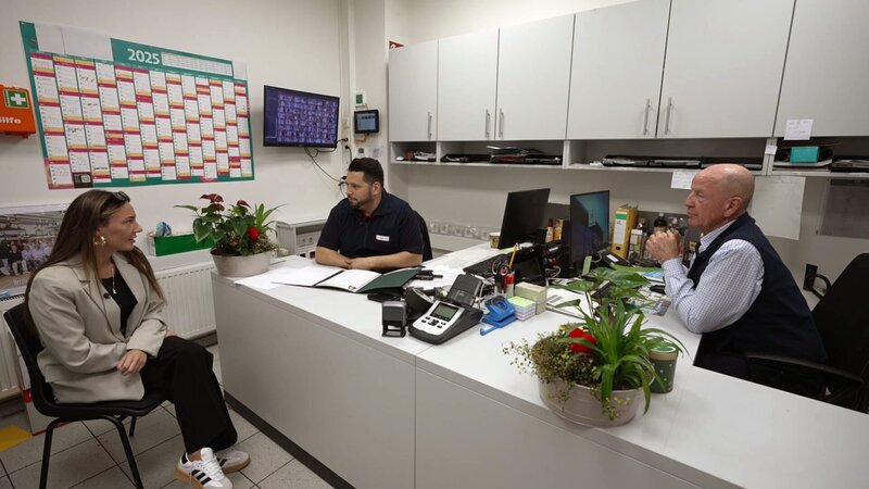 Alessia Herren beim Vorstellungsgespräch mit Udo (re.) und Metin – Bild: RTLZWEI