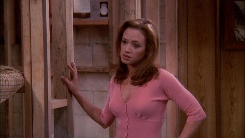 Carrie (Leah Remini) erfährt, dass sie schwanger ist. Doch angesichts der finanziellen Schieflage passt ihr das gar nicht in den Kram. – Bild: RTL II