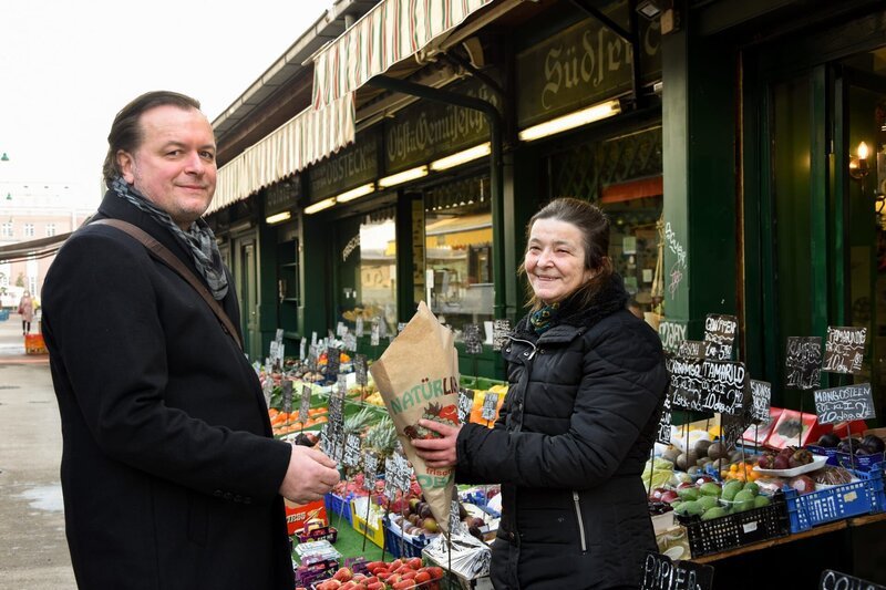 Gerald Klöckl, Küchenchef der „Bodega Marqués“ in der Parisergasse beim Einkaufen am Wiener Naschmarkt. – Bild: ORF/​Satel Film