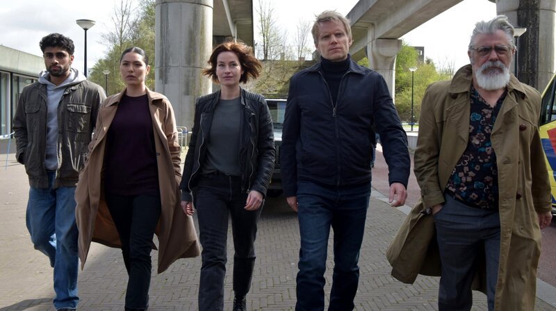 Das Team: Kommissar Van der Valk (Marc Warren, 2. v. re.), Lucienne Hassell (Maimie McCoy, 3. v. li.), Eddie Suleman (Azan Ahmed, li.), Citra Li (Django Chan-Reeves, 2. v. li.) und Hendrik Davie (Darrell D’Silva, re.) ermitteln. – Bild: ARD Degeto/​Company Pictures, NL Films/​All3Media International