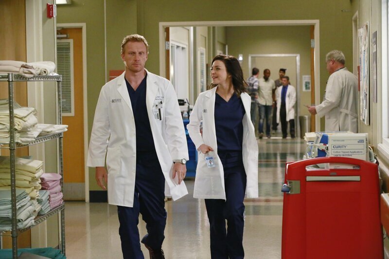 Ihr Streit wirkt sich auch auf ihre Kollegen aus: Owen (Kevin McKidd, l.) und Amelia (Caterina Scorsone, r.) … – Bild: American Broadcasting Companies, Inc. /​ Mitchell Haaseth