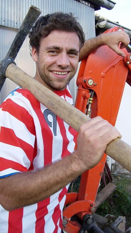 Der Gartenvorsitzende verdonnert Claus zu Sozialstunden. Als Vereinsmitglied muss er beim Herbstfest helfen – und glänzt mit ganz besonderen Qualitäten. – Bild: RTL /​ Tokee Bros.