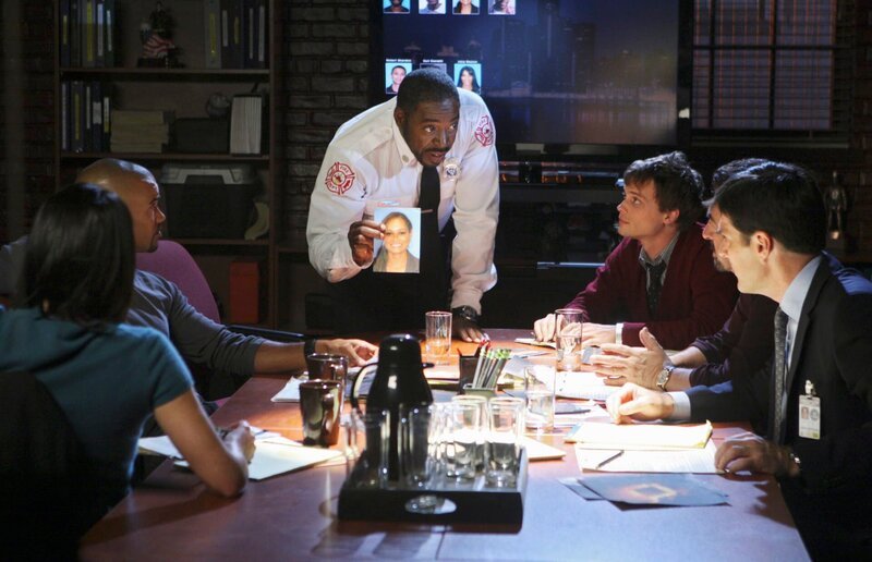 Ermitteln in einem Fall, bei dem ein Serienkiller seine Opfer lebend verbrennt. Für Morgan (Shemar Moore, 2.v.l.), Lt. Al Garner (Ernie Hudson, 3.v.l.), Prentiss (Paget Brewster, l.), Reid (Matthew Gray Gubler, 3.v.r.), Rossi (Joe Mantegna, 2.v.r.) und Hotch (Thomas Gibson, r.) beginnt ein Wettlauf mit der Zeit … – Bild: 13th Street
