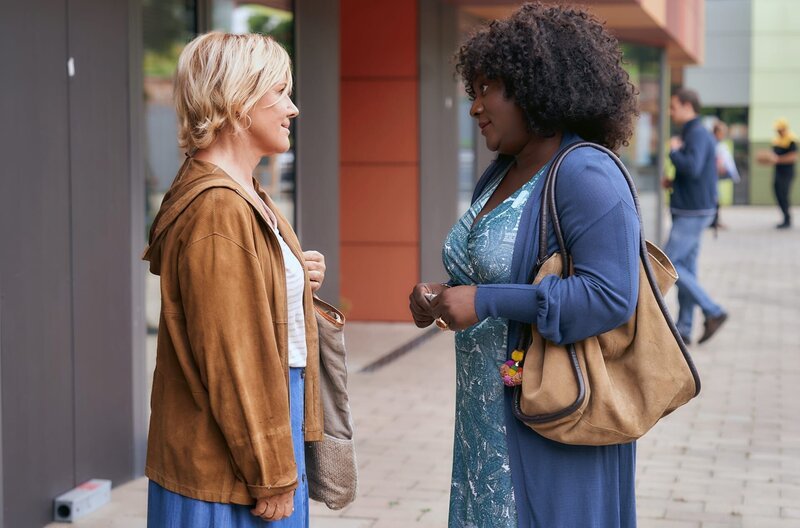 Biggy (Thelma Buabeng, re.) erzählt Klara (Mariele Millowitsch) von ihrem Anliegen. – Bild: ARD Degeto/​Frank Dicks