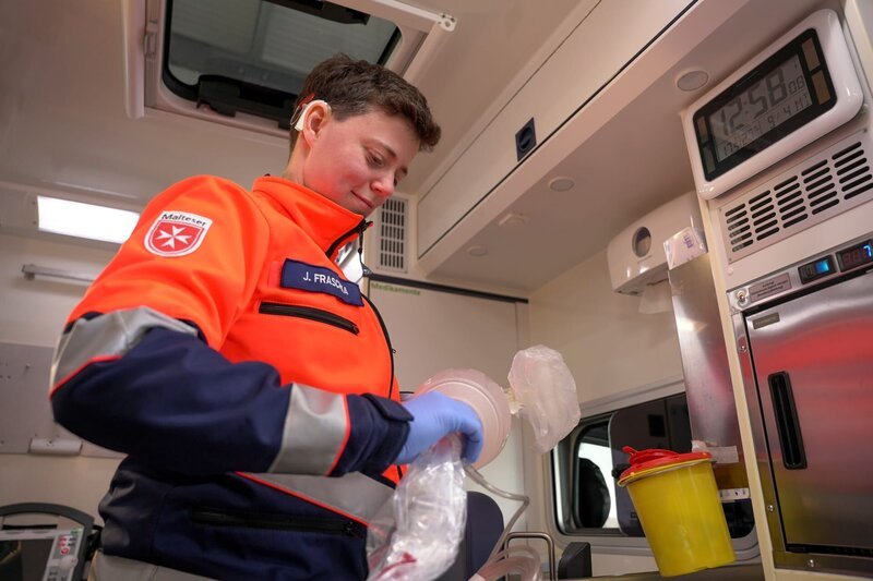 Julia Fraschka im Rettungswagen: Durch ihre Cochlea-Implantate kann sie als gehörlose Person im Rettungsdienst arbeiten. – Bild: Juri Nowack /​ ZDF und Juri Nowack
