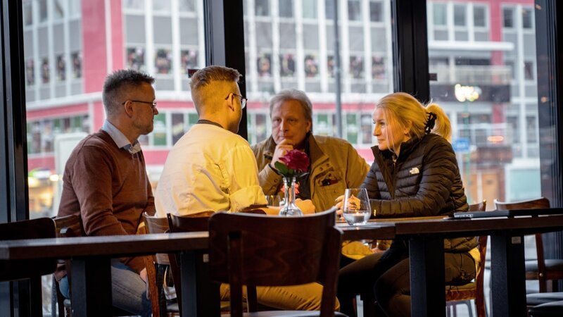 Sig (2.v.r.) und Mandy (r.) setzen sich mit Restaurantbesitzern zusammen. – Bild: Discovery Channel /​ Discover Images