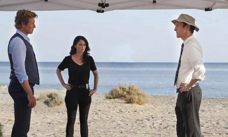 Teresa Lisbon (Robin Tunney, M.) und Patrick Jane (Simon Baker, l.) versuchen alles, um einen neuen Fall aufzuklären. Hat mit dem Mord Brett Partridge (Jack Plotnick, r.) etwas zu tun? – Bild: Warner Bros. Television Lizenzbild frei