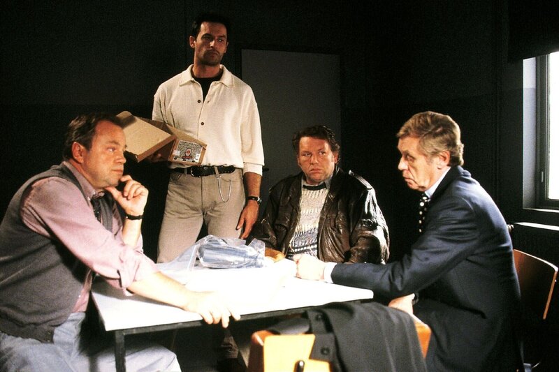 Die beiden Kommissare Kehler (Wolfgang Bathke, li.) und Eschenbach (Matthias Bullach, 2.v.li.) verhören den Container-Vermieter Rudi Wuttke (Heinz Werner Krähkamp, 2.v.re.). Anwalt Kleinknecht (Horst Frank) hört zu. – Bild: RTL