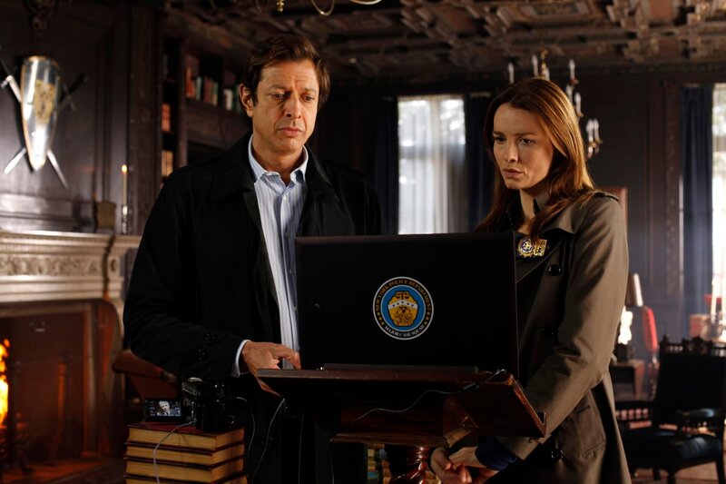 Pictured: (l-r) Jeff Goldlum as Detective Zach Nichols, Saffron Burrows as Detective Serena Stevens – Bild: 13th Street