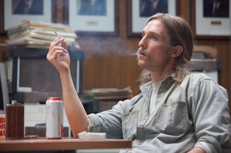 SCENE 2.L2/​Interior CID-Conference Room (2012): Cohle being questioned by Gilbough and Papania./​Photo: Skip Bolen/​HBO  HBO’s „True Detective“ Season 1  Director: Cary Fukunaga  Matthew McConaughey: Rustin Cohle Woody Harrelson: Martin Hart Tory Kittles: Sgt. Papania Michael Potts: Sgt Gilbough – Bild: Â© 2013 Home Box Office, Inc. All rights reserved. HBO Â® and all related programs are the property of Home Box Office, Inc.