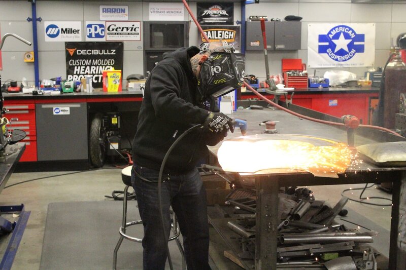 Sparks fly as Lead Fabricator Josh works on a fender. – Bild: Discovery Communications
