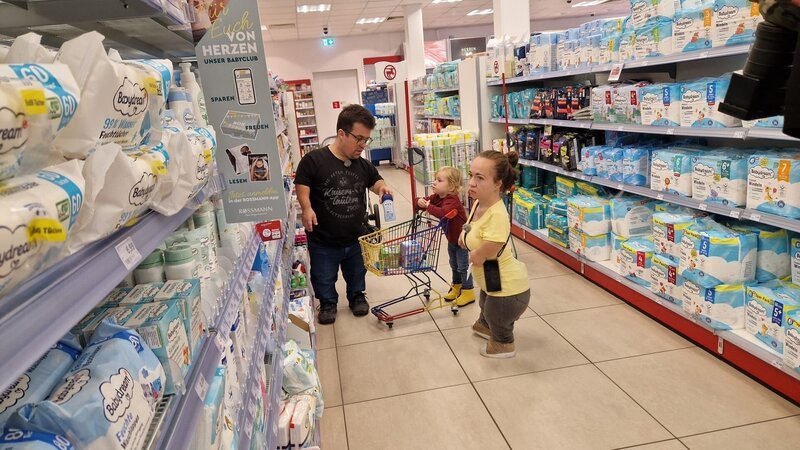 Eltern mit Kleinwuchs: Marlis (r.) und Gary (l.) erleben im Supermarkt aufgrund ihrer Größe oft Einschränkungen. – Bild: ZDF